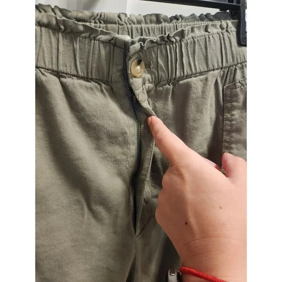 Lou & Grey Linen Blend 3" Shorts in Olive Green - Picture 4 of 9